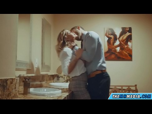 ❤️ Quando uma loira peituda o seduz numa casa de banho pública ️❌ Porno fodido em pt.com-porn-zog.ru ❌❤